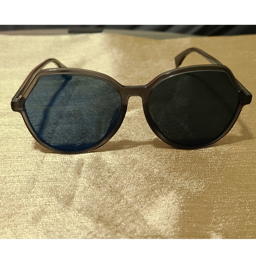 Authentic Fendi Sunglasses - Picture 9 of 11